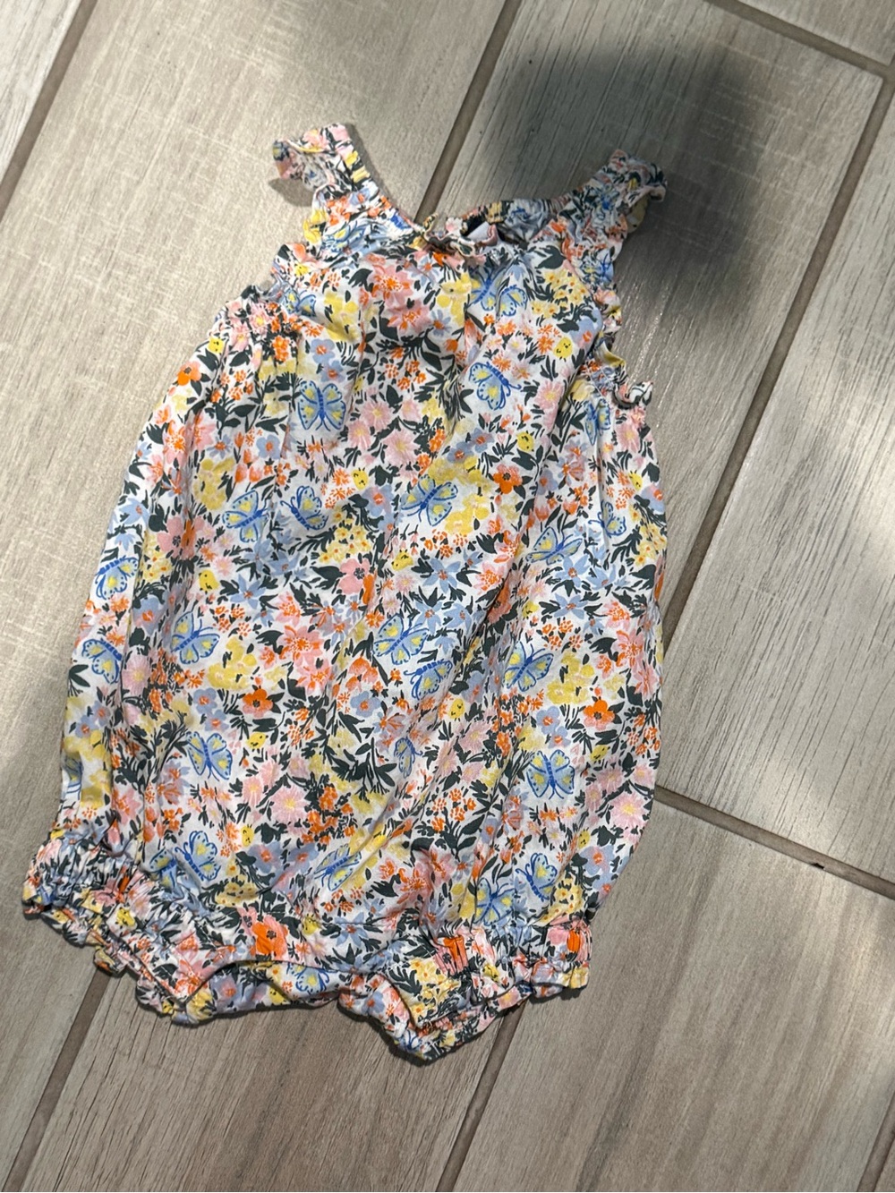 Old Navy Floral Ruffle Baby Romper in Multicolor size 3-6 month GUC